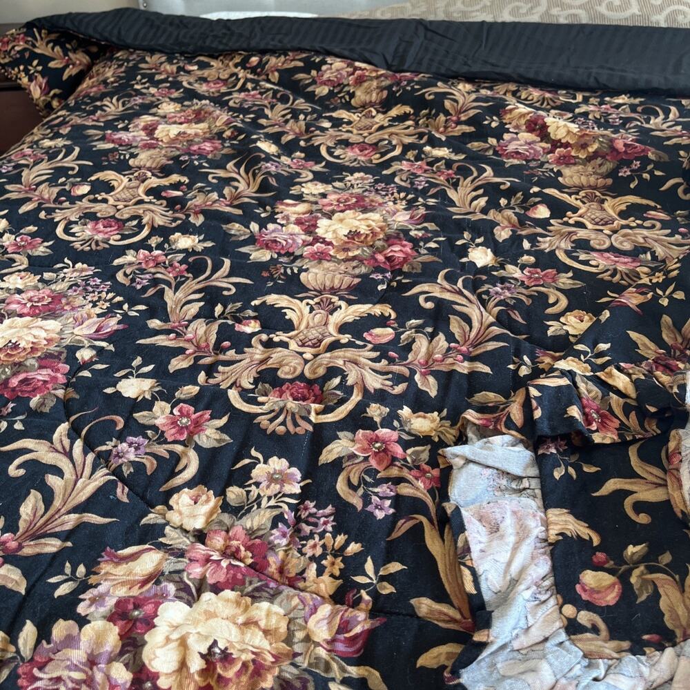 Raymond Waites Full Comforter With Skirt And Two Shams